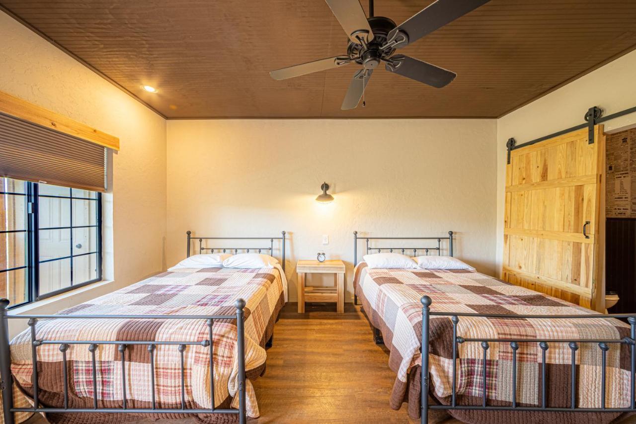 Miners Cabins #1 - Two Double Beds And Private Balcony ทูมสโตน ภายนอก รูปภาพ