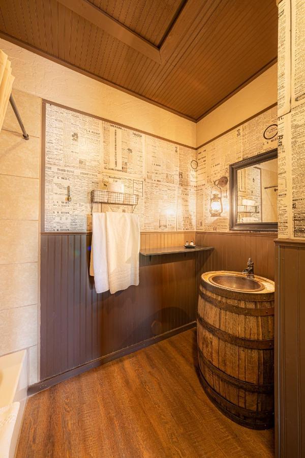 Miners Cabins #1 - Two Double Beds And Private Balcony ทูมสโตน ภายนอก รูปภาพ