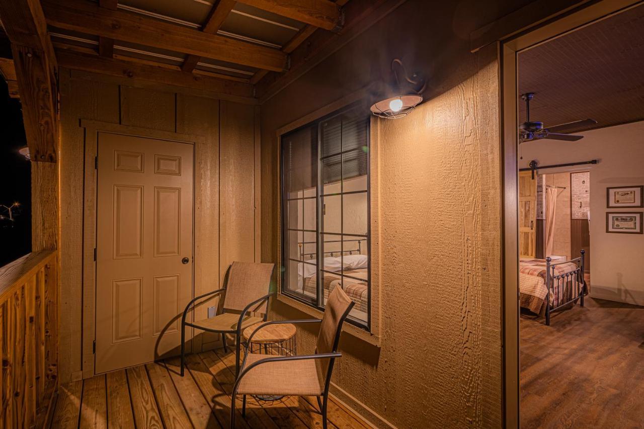 Miners Cabins #1 - Two Double Beds And Private Balcony ทูมสโตน ภายนอก รูปภาพ